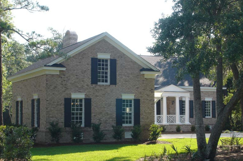 Пример оригинального дизайна: двухэтажный, кирпичный, красный дом среднего размера в классическом стиле
