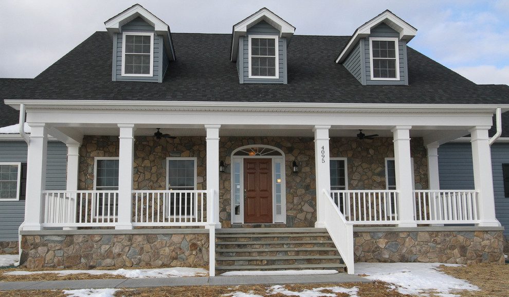Esempio della facciata di una casa blu classica a un piano di medie dimensioni con rivestimento in pietra