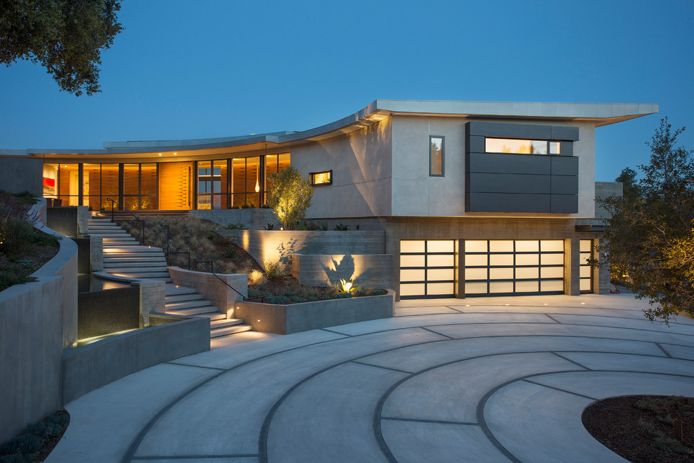 Идея дизайна: двухэтажный, серый частный загородный дом в современном стиле с облицовкой из бетона