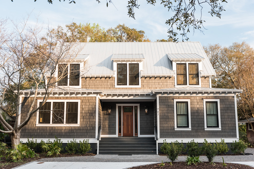 Свежая идея для дизайна: двухэтажный, деревянный, серый частный загородный дом среднего размера в стиле модернизм с двускатной крышей и металлической крышей - отличное фото интерьера
