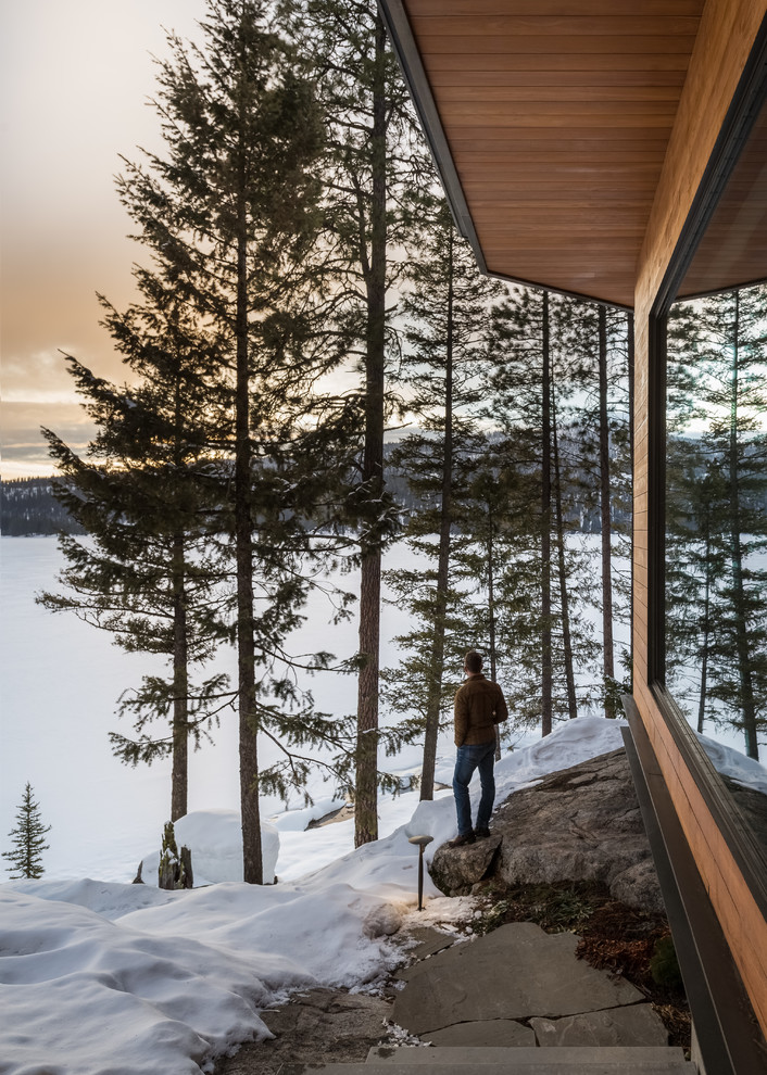 Réalisation d'une façade de maison minimaliste en bois à niveaux décalés avec un toit plat.