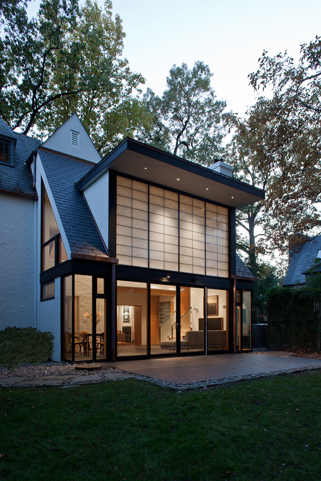 Пример оригинального дизайна: двухэтажный дом в японском стиле в стиле неоклассика (современная классика)