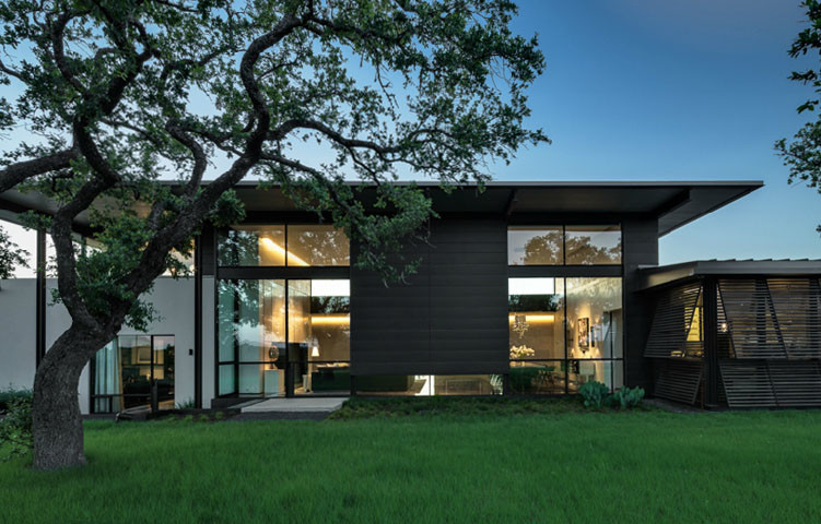 Großes, Zweistöckiges Modernes Haus mit Metallfassade und schwarzer Fassadenfarbe in Austin