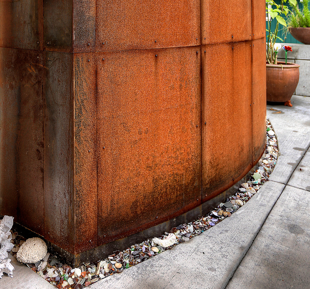 Diseño de fachada de casa marrón costera de tamaño medio de dos plantas con revestimiento de metal