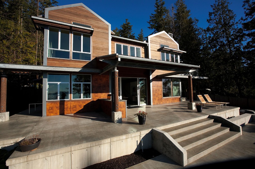 Ispirazione per la villa marrone moderna a due piani di medie dimensioni con rivestimenti misti, tetto a capanna e copertura in metallo o lamiera