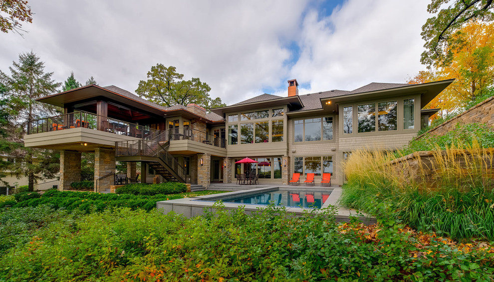 Esempio della facciata di una casa american style a due piani con rivestimento in legno, tetto a padiglione e abbinamento di colori