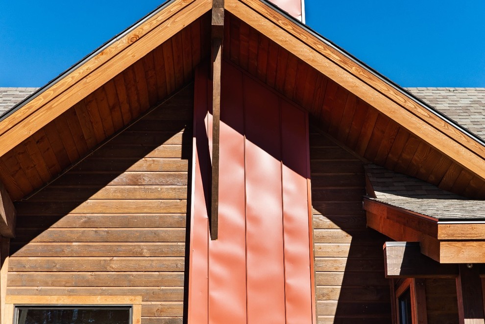 Mittelgroße, Zweistöckige Urige Doppelhaushälfte mit Mix-Fassade, brauner Fassadenfarbe und Schindeldach in Denver