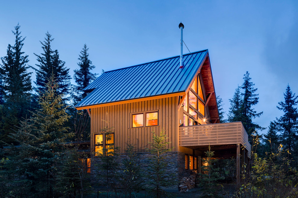 Immagine della villa verde american style a tre piani di medie dimensioni con rivestimento in legno, tetto a capanna e copertura in metallo o lamiera