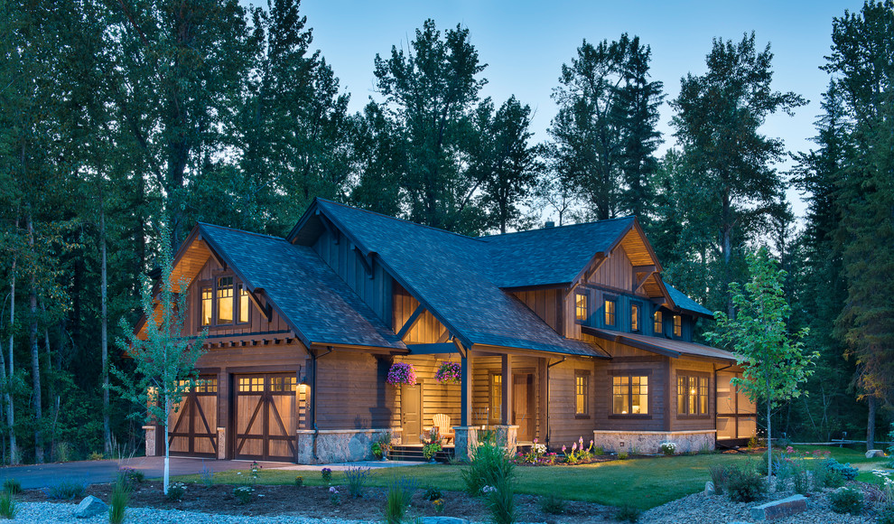 Ejemplo de fachada de casa marrón rústica de tamaño medio de dos plantas con revestimiento de madera, tejado a dos aguas y tejado de teja de madera