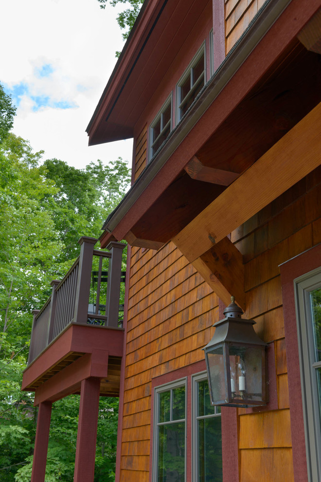 Esempio della facciata di una casa classica di medie dimensioni con rivestimento in legno