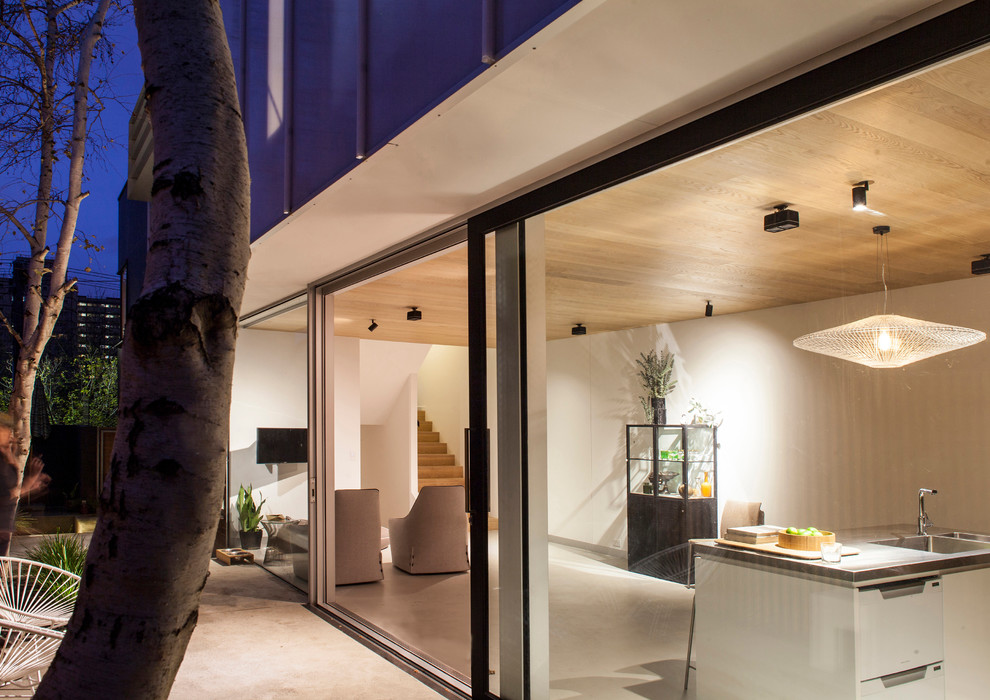 Kleines, Zweistöckiges Modernes Haus mit Mix-Fassade, bunter Fassadenfarbe, Flachdach und Blechdach in Melbourne
