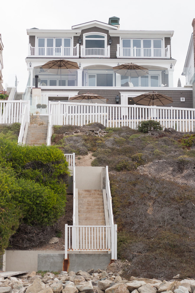 Idées déco pour une façade de maison marron bord de mer à deux étages et plus.