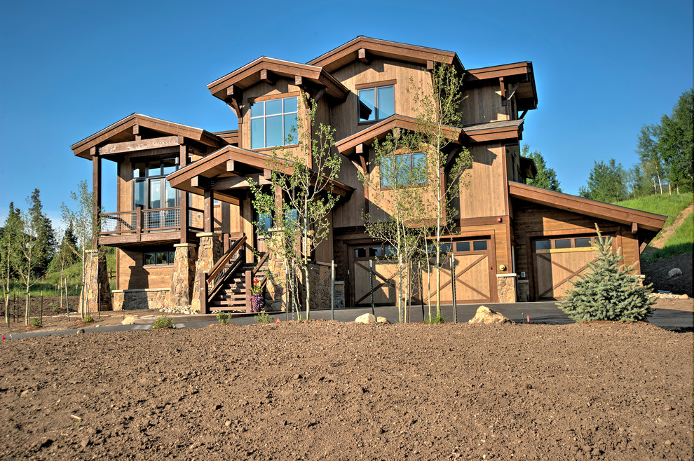Geräumige, Zweistöckige Moderne Holzfassade Haus mit brauner Fassadenfarbe in Denver