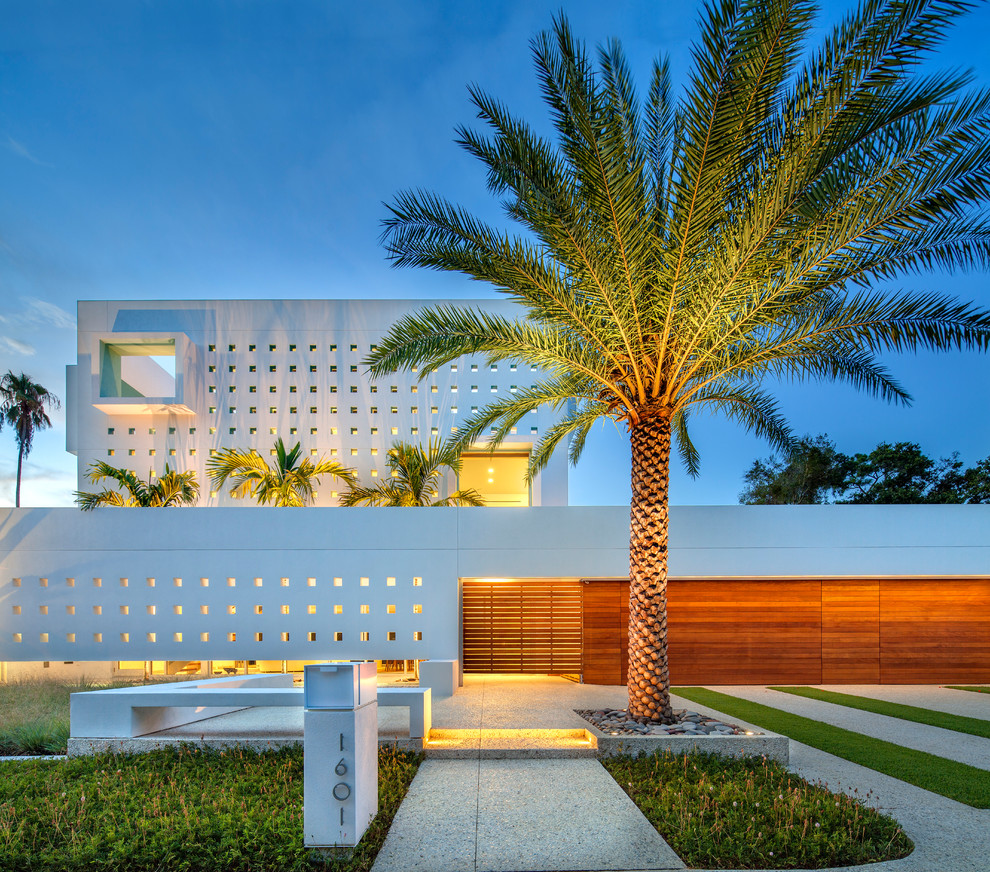Example of a trendy white exterior home design in Tampa