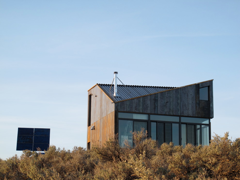 Immagine della facciata di una casa piccola contemporanea a due piani con rivestimento in metallo