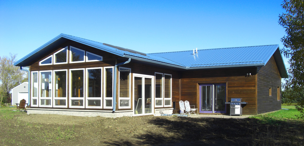 Idée de décoration pour une façade de maison marron design en bois de plain-pied et de taille moyenne avec un toit à deux pans et un toit en métal.