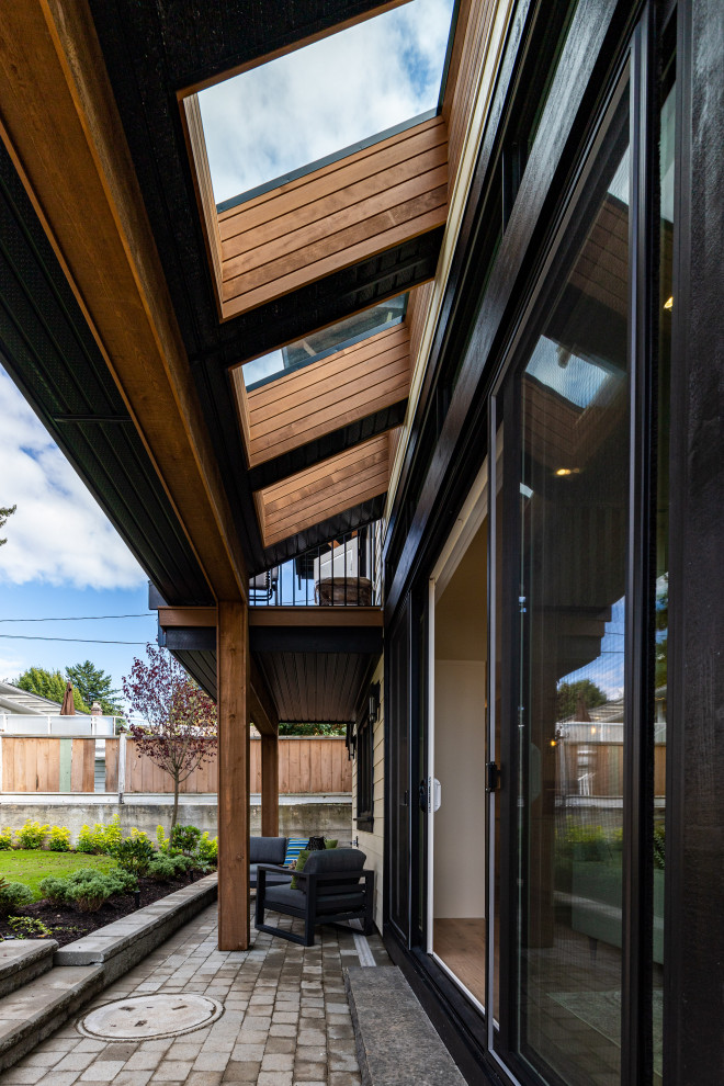 Zweistöckiges Modernes Tiny House mit beiger Fassadenfarbe in Vancouver