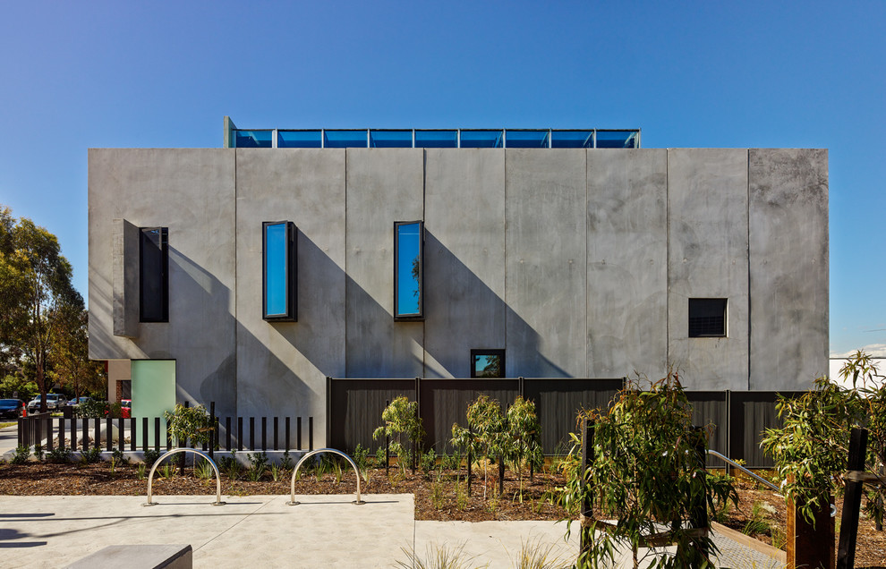 Modernes Haus mit Betonfassade, grauer Fassadenfarbe und Flachdach in Melbourne