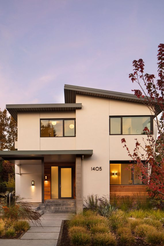 Inspiration pour une façade de maison multicolore design de taille moyenne et à un étage avec un toit gris.