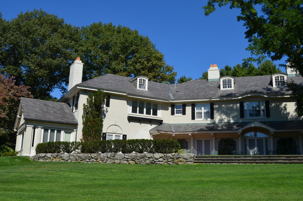 Großes, Zweistöckiges Einfamilienhaus mit Betonfassade, weißer Fassadenfarbe und Ziegeldach in Boston