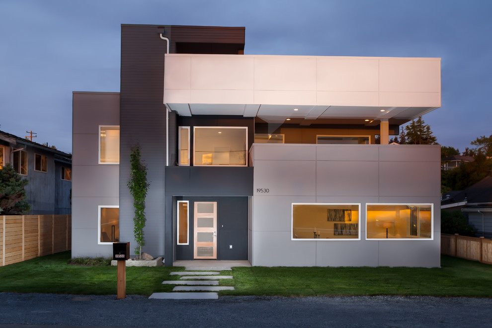 Großes, Dreistöckiges Modernes Haus mit grauer Fassadenfarbe, Mix-Fassade und Flachdach in Seattle
