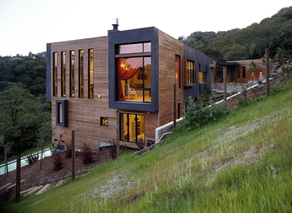 На фото: деревянный дом в стиле модернизм с