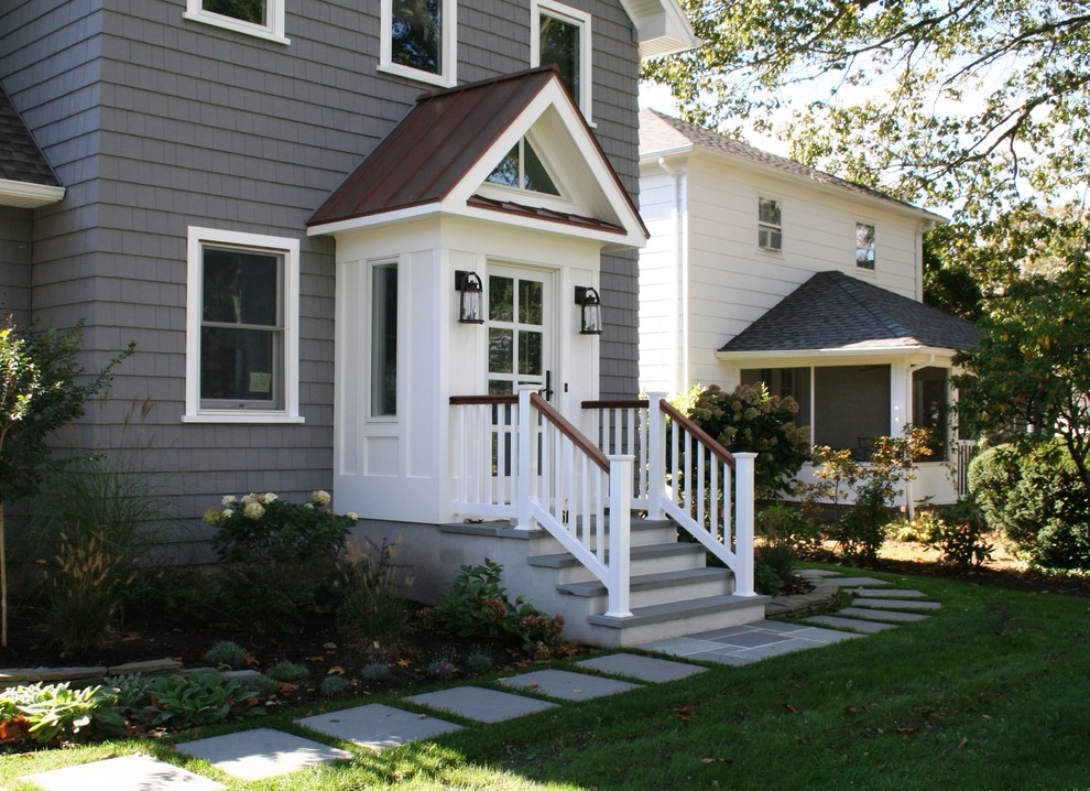 Mittelgroßes, Zweistöckiges Country Einfamilienhaus mit Vinylfassade, grauer Fassadenfarbe, Satteldach und Blechdach in New York