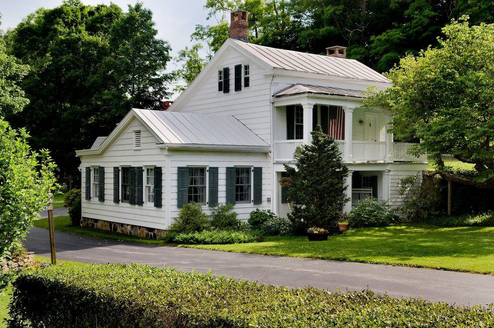 Esempio della facciata di una casa country a due piani