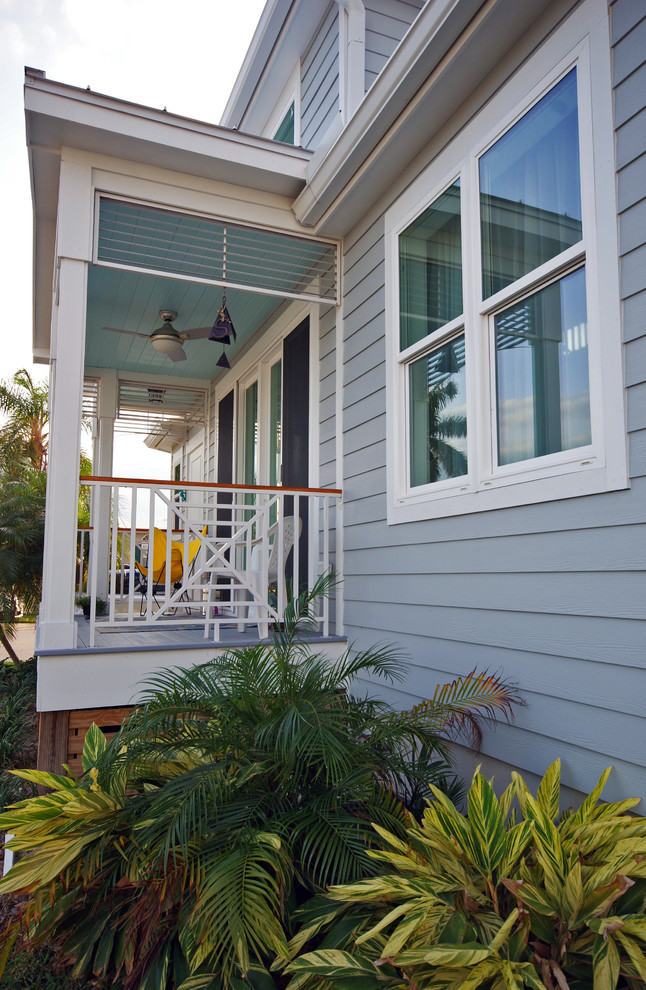 Kleines Maritimes Haus mit Faserzement-Fassade, grauer Fassadenfarbe und Walmdach in Miami