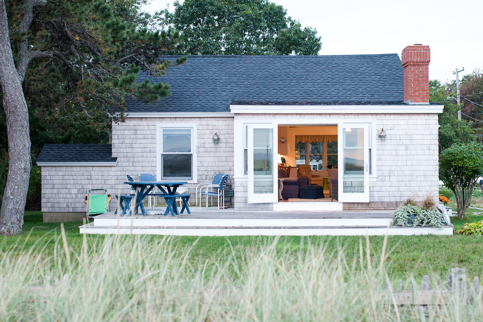 Идея дизайна: маленький дом в морском стиле для на участке и в саду