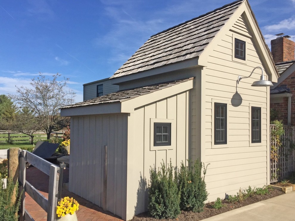 コロンバスにある小さなトラディショナルスタイルのおしゃれな家の外観 (コンクリート繊維板サイディング) の写真