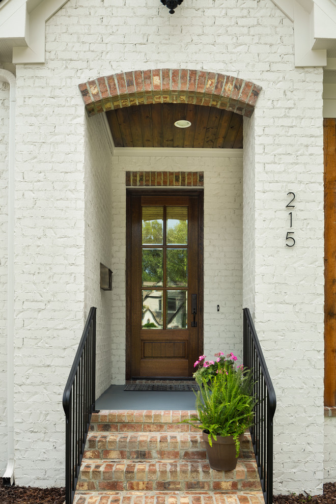 Inspiration pour une petite façade de maison blanche traditionnelle en brique de plain-pied avec un toit à croupette et un toit en shingle.