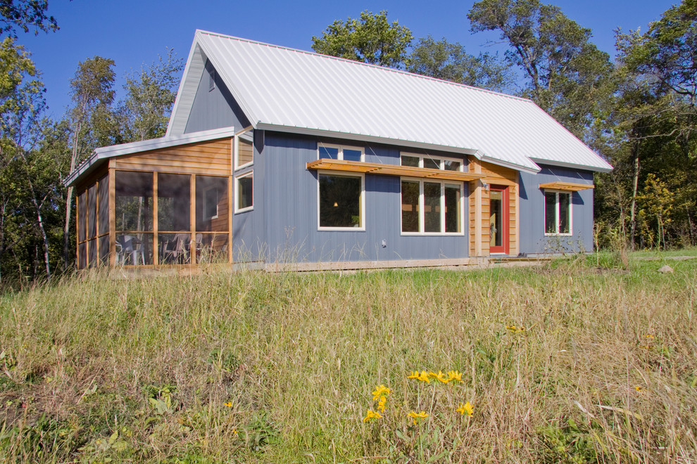 Стильный дизайн: маленький, одноэтажный, серый дом в современном стиле с облицовкой из металла для на участке и в саду - последний тренд