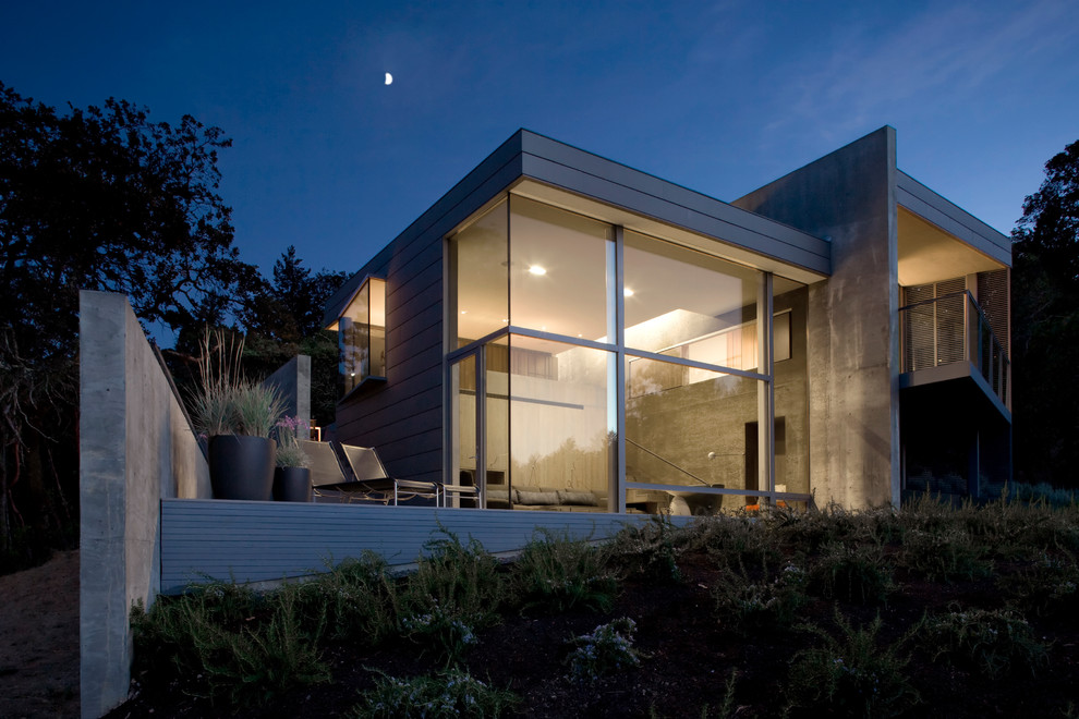 Свежая идея для дизайна: двухэтажный, серый дом в стиле модернизм - отличное фото интерьера