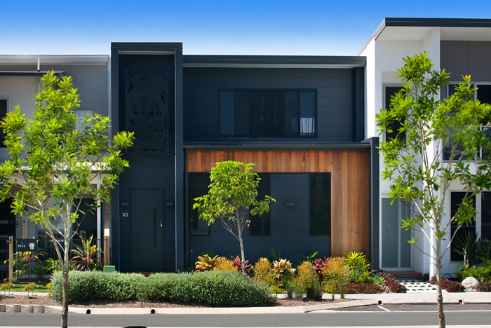Kleine, Zweistöckige Moderne Holzfassade Haus mit schwarzer Fassadenfarbe in Sunshine Coast