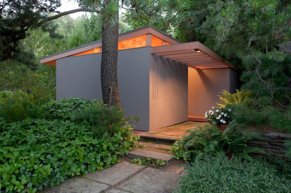 Идея дизайна: маленький, одноэтажный, деревянный, серый дом в современном стиле для на участке и в саду