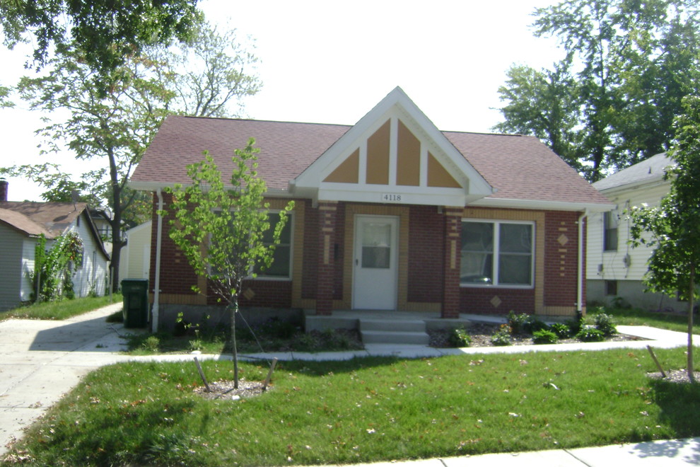 Kleines, Einstöckiges Klassisches Haus mit Backsteinfassade und roter Fassadenfarbe in St. Louis
