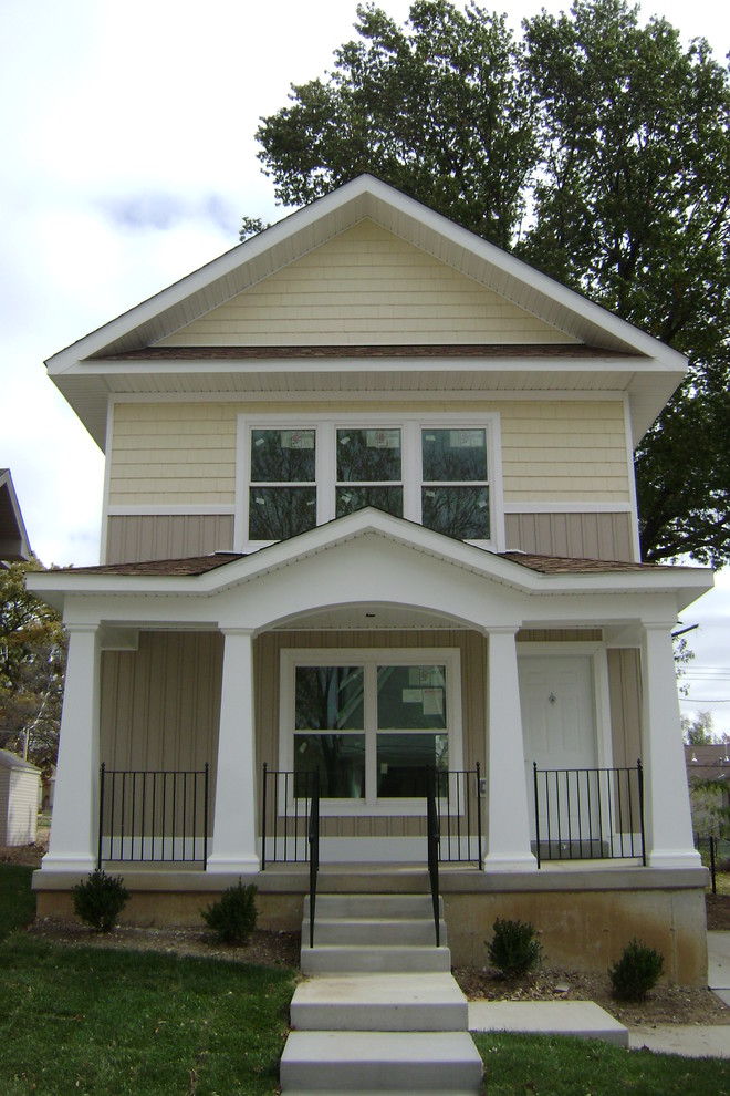 Идея дизайна: маленький, двухэтажный, желтый дом в стиле кантри с облицовкой из винила и двускатной крышей для на участке и в саду