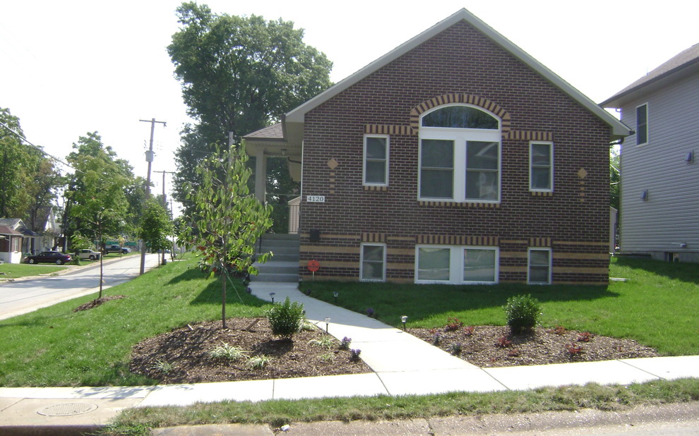 Пример оригинального дизайна: маленький, одноэтажный, кирпичный, коричневый дом в классическом стиле для на участке и в саду