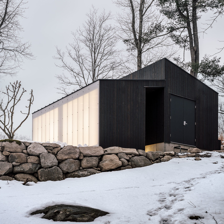 Kleines, Einstöckiges Modernes Haus mit schwarzer Fassadenfarbe in New York