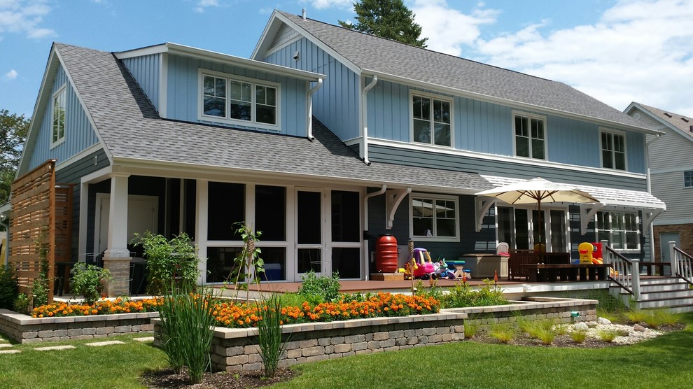 Mittelgroßes, Zweistöckiges Rustikales Einfamilienhaus mit Faserzement-Fassade, blauer Fassadenfarbe, Satteldach und Schindeldach