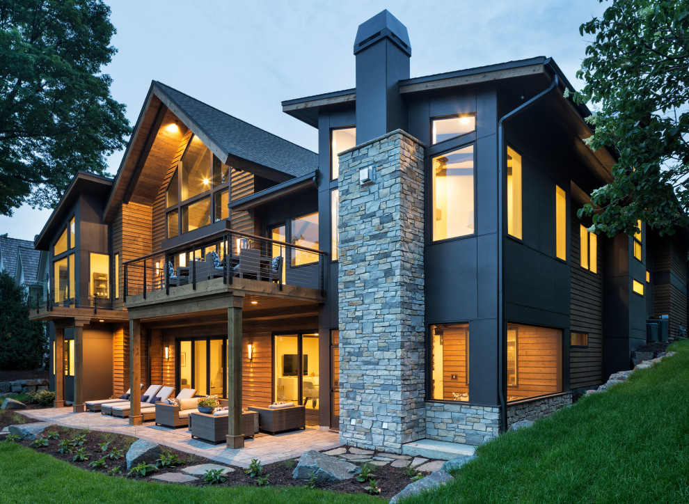Diseño de fachada de casa multicolor minimalista grande de dos plantas con revestimientos combinados y tejado a dos aguas