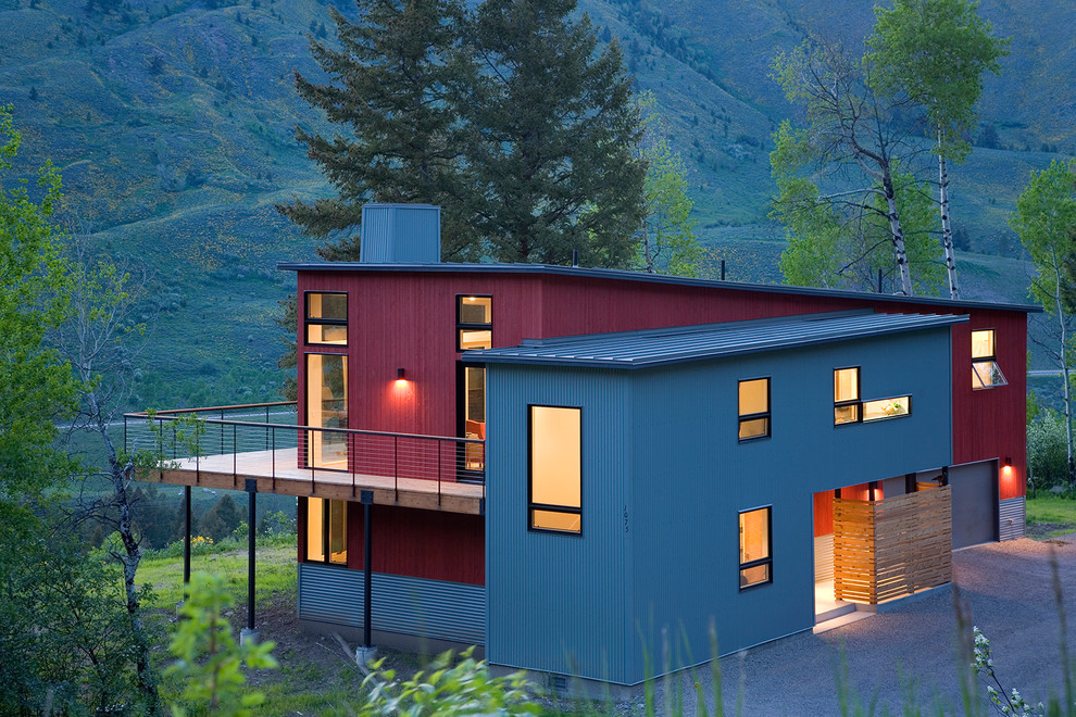 Modern inredning av ett mellanstort flerfärgat hus, med två våningar, blandad fasad, platt tak och tak i metall