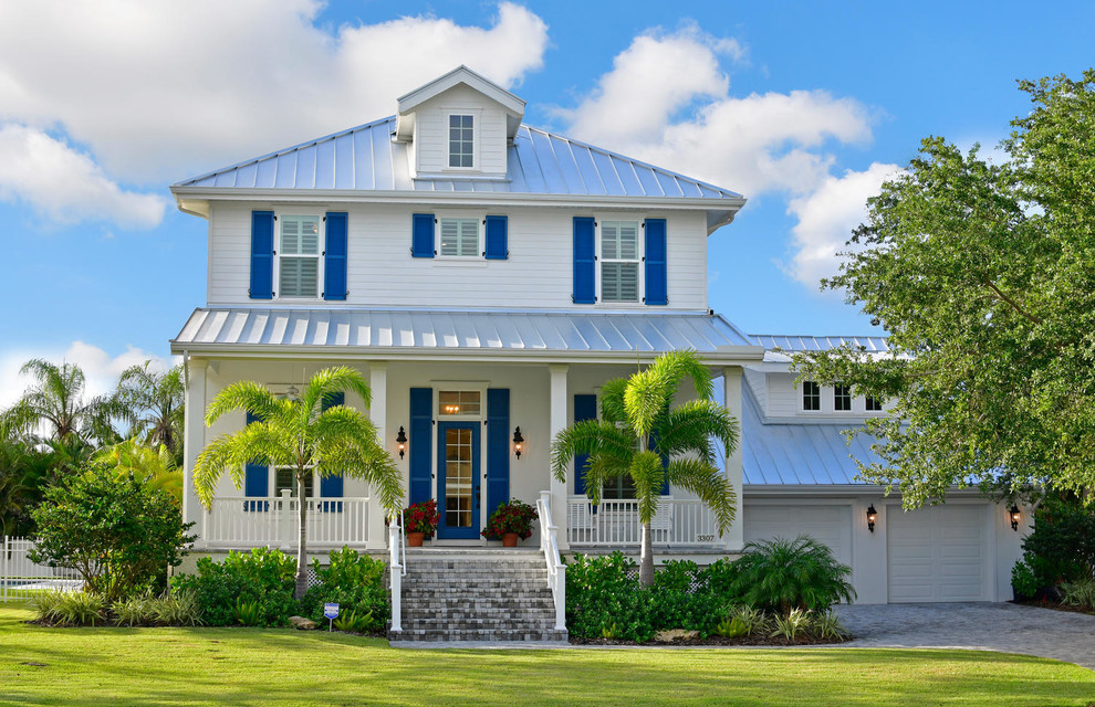 Zweistöckiges Maritimes Haus mit weißer Fassadenfarbe, Walmdach, Blechdach und Dachgaube in Tampa