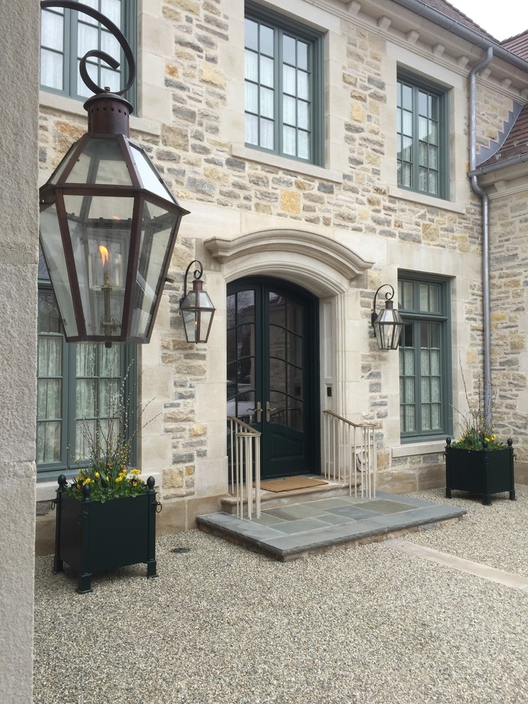 Diseño de fachada de casa beige, clásica, grande, de dos plantas, con revestimiento de piedra, tejado a cuatro aguas y tejado de teja de madera
