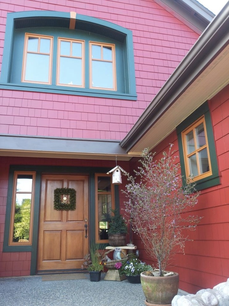 Diseño de fachada de casa roja campestre de tamaño medio de dos plantas con revestimiento de madera y tejado a dos aguas