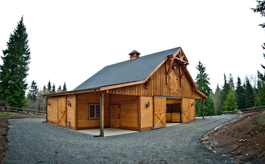Идея дизайна: двухэтажный, деревянный, коричневый дом среднего размера в стиле рустика с двускатной крышей