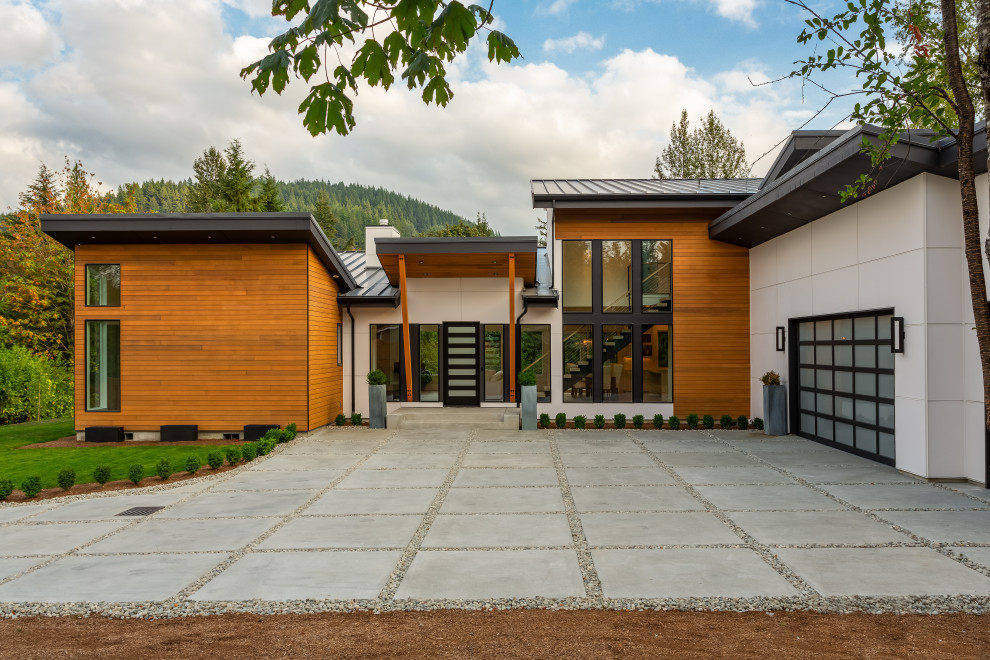 Zweistöckiges Modernes Einfamilienhaus mit Mix-Fassade, bunter Fassadenfarbe, Pultdach und Blechdach in Seattle