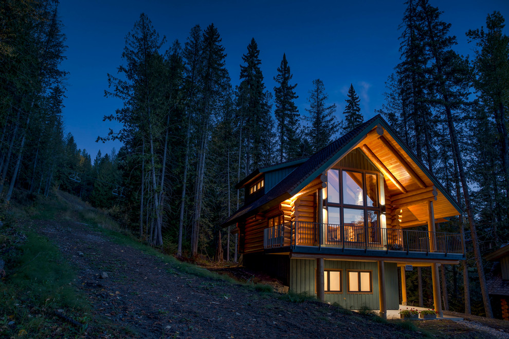 Mittelgroße, Zweistöckige Rustikale Holzfassade Haus mit brauner Fassadenfarbe und Satteldach in Vancouver