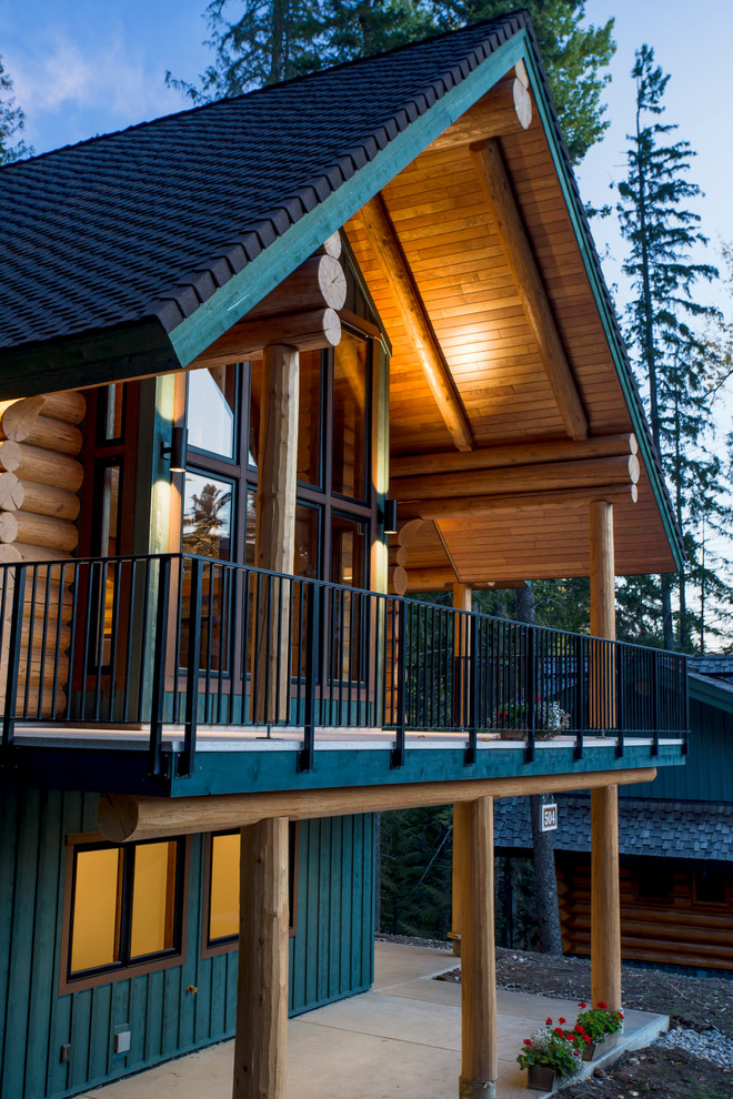 Cette image montre une façade de maison marron craftsman en bois de taille moyenne et à un étage avec un toit à deux pans.